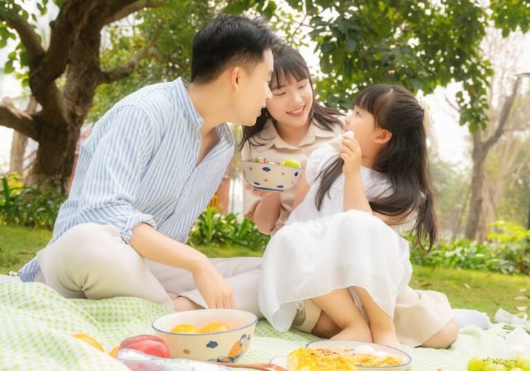 Família feliz em piquenique no parque da cidade