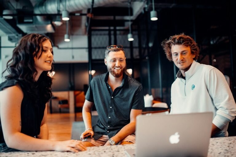 Equipe de pequena empresa reunida e sorrindo