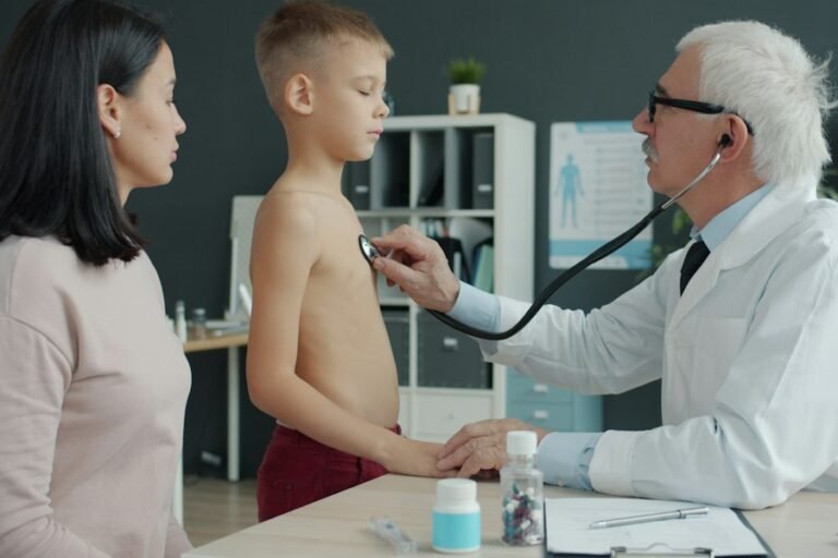 Criança em consulta médica perto de casa